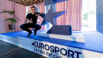 Alberto Contador posa con el logo de Eurosport.