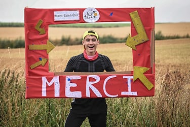 Un espectador marca el recorrido de la carrera con un objetivo improvisado para atrapar los bidones de los ciclistas durante la 2.ª etapa de la 112.ª edición del Tour de Francia, entre Lauwin-Planque y Boulogne-sur-Mer.