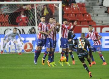 Partido entre el Sporting de Gijón y el Rayo Vallecano.