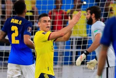 Colombia pide penal por mano de Raphinha y Loustau no lo pita