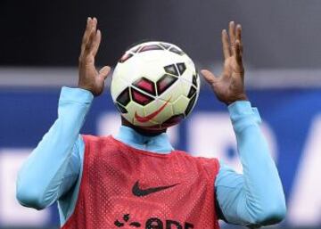 El centrocampista francés Geoffrey Kondogbia atrapa el balón durante una sesión de entrenamiento en el estadio Geoffroy-Guichard de Saint-Etienne el 28 de marzo de 2015, en la víspera del amistoso de fútbol del equipo contra Dinamarca.