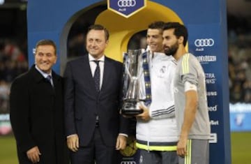 Cristiano Ronaldo y Arbeloa recogen el trofeo