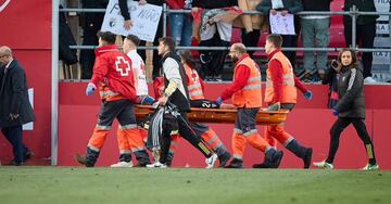 Gómez fue retirado en camilla y con un collarín en el cuello.