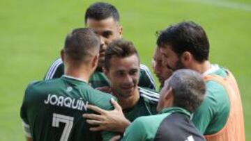 Los jugadores del Betis celebran un gol en el Molinón.