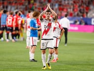 PAMPLONA, 14/09/2025.- El delantero del Rayo Sergio Camello, al término del partido de la cuarta jornada de LaLiga EA Sports que CA Osasuna y Rayo Vallecano han disputado este domingo en el estadio El Sadar, en Pamplona. EFE/Villar López