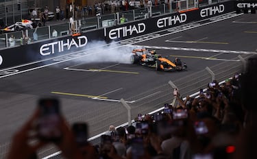 Lando Norris celebra en dando trompos su título mundial.