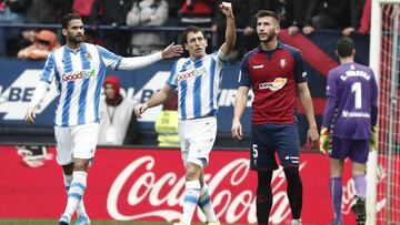 GRAF3546. PAMPLONA, 22/12/2019.- El delantero de la Real Sociedad Mikel Oyarzabal (c), celebra su gol ante Osasuna, durante el partido correspondiente a la decimoctava jornada de Laliga Santander, disputada este domingo en el Estadio El Sadar. EFE/Jes&uac