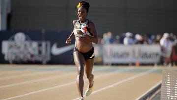 Alysia Monta&ntilde;o compite en la prueba de 800 metros durante los Campeonatos Nacionales de Atletismo de Estados Unidos de 2017.