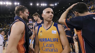 GRA725. LAS PALMAS DE GRAN CANARIA, 23/09/2017. El jugador del Herbalife Gran Canaria, Albert Oliver (c), da la enhorabuena a los jugadores del Valencia Basket, quienes ganaron hoy la final de la Supercopa Endesa, ante el Valencia Basket. EFE/Ángel Medina G.