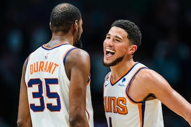 Kevin Durant y Devin Booker durante el encuentro entre los Phoenix Suns y los Charlotte Hornets. 
