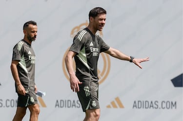 Xabi Alonso dirigiendo el entrenamiento de esta mañana. 