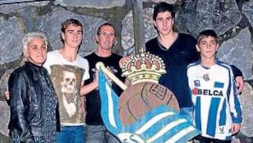 <b>EN FAMILIA. </b>El francés Griezmann, ayer en Anoeta junto a sus padres, un amigo y su hermano.