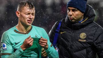 Inter Milan's Italian midfielder Nicolo Barella (L) reacts as he leaves the pitch to be substituted, after an injury during the Italian Serie A football match Torino vs Inter Milan on November 23, 2019 at the Olympic stadium in Turin. (Photo by Marco