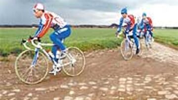 <b>SIN PARÍS-ROUBAIX</B>. Ciclistas del Cofi dis se entrenaban el jueves sobre el pavés de la París-Roubaix.