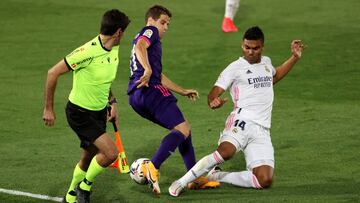 GRAF3324. MADRID, 30/09/2020.- El centrocampista brasileño del Real Madrid, Casemiro (d), disputa el balón ante el jugador del Real Valladolid, Pablo Hervías, durante el encuentro correspondiente a la cuarta jornada de primera divisi&