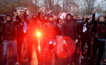 Ultras del Olympique de Marsella en las inmediaciones del estadio de San Mamés.