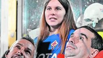 <b>AHORA.</b> Baggio junto a Borgonovo, en un partido homenaje