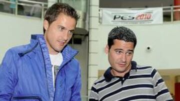 <b>NO SE LE DA BIEN LA PLAY</b> Nos citamos con Culebras en el Centro Comercial Meridiano, ahí donde tiene lugar un campeonato de videojuegos. Alguna vez he jugado, pero casi siempre pierdo, cuenta el futbolista, al que le llama la atención que se reproduzca tan fielmente a los jugadores.