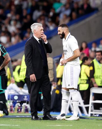 Ancelotti y Benzema, cómplices en el momento previo al cambio.