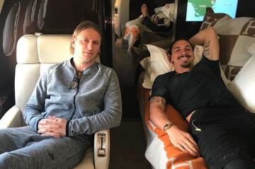 Zlatan descansando un avión privado junto a Agnazio Abate, cuando ambos eran compañeros en el AC Milan.