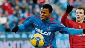 <b>SE TIRÓ. </b>Uche saltó por encima del portero Germán Lux y el árbitro picó y señaló un penalti que marcó Contra.