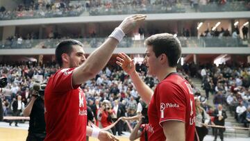 Ezkurdia, a la izquierda, y Zabaleta se saludan a la conclusión del partido