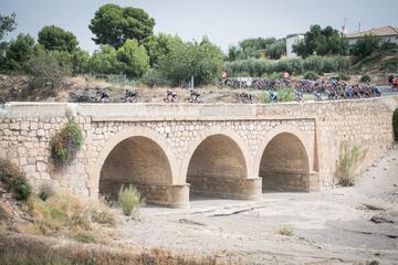 La novena jornada de La Vuelta atravesó el Puente de San Isidro, a las afueras de la localidad de Huércal-Overa, en la provincia de Almería. Los corredores sufrieron las altas temperaturas de una zona bastante árida. No en vano, el único desierto europeo se encuentra en territorio almeriense. Tabernas, y el pelotón también pasó por él. 