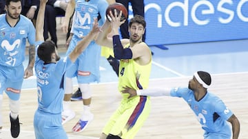 Ante Tomic, ante la defensa de Vicedo y Cook.
