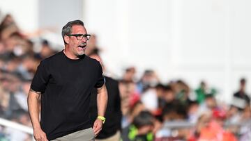 Partido de Liga Hypermotion entre el Burgos CF y el Real Zaragoza celebrado en el estadio de ‘El Plantío’, Burgos.
Bolo, entrenador del Burgos
RICARDO ORDÓÑEZ - 15-09-2024