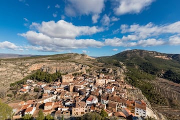 Alpuente es un municipio del interior de la provincia de Valencia. Esta villa medieval está rodeada de un entorno natural de gran belleza y ha sido enclave histórico y cultural de enorme importancia. Su Museo Paleontológico alberga una de las colecciones de fósiles de dinosaurios más interesantes de la Comunitat Valenciana. 