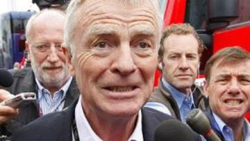 El británico Max Mosley, presidente de la Federación Internacional de Automovilismo (FIA), insinúa en una carta a los miembros del Consejo Mundial que su primera intención de no presentarse a la reelección puede no ser la correcta ante los ataques que está recibiendo de la Asociación de Constructores de Fórmula Uno (FOTA).