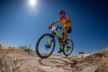 Jorge Recuero y María Calleja, recientes campeones del Mundo de triatlón cross, fueron los grandes protagonistas del primer Tri Cross de la temporada al conseguir el mejor tiempo de entre los más de 200 triatletas participantes. El río Tajo a su paso por Fuentidueña y los vecinos de la localidad fueron los otros destacados de la jornada. El siguiente reto espera en San Martín de Valdeiglesias el domingo 7 de julio.

