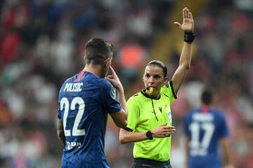 Christian Pulisic pidió explicaciones a la árbitra Stephanie Frappart tras anular su gol por fuera de juego.