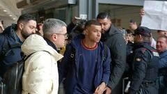 El futbolista Kylian Mbappé (c) a su llegada al aeropuerto de San Sebastián (EAS), a 4 de marzo de 2024, en Hodarribia, Gipuzkoa, País Vasco (España).
04 MARZO 2024;MBAPPÉ;AEROPUERTO;SAN SEBASTIÁN;ESPAÑA
Europa Press
04/03/2024