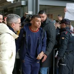 Mbappé firma autógrafos a su llegada a San Sebastián