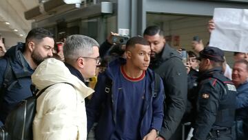 Borussia Dortmund take on PSG