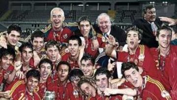 <b>CAMPEONES DE EUROPA.</b> Los jugadores de la Selección celebran eufóricos la victoria y muestran el trofeo logrado tras el contundente 0-4 sobre Francia.