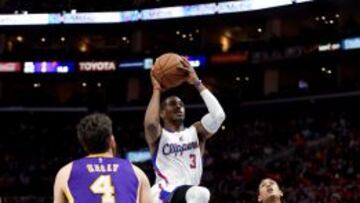Chris Paul penetra a canasta entre Ryan Kelly y Jordan Clarkson.