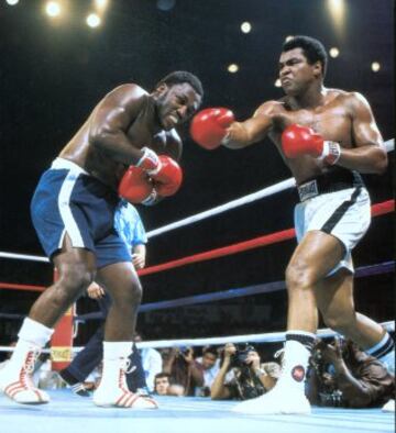 1 de octubre de 1975. 'A Thrilla in Manila'. Tercer combate entre Ali y Frazier. El dominio de Muhammad Ali y la gran resistencia de Joe Frazier pese al castigo recibido fueron los elementos que marcaron la pelea. Llegó el round 14 y el manager de Joe, Eddie Futch decidió que su boxeador no podía más y le dijo de manera contundente: “Todo terminó, nadie olvidará lo que hiciste aquí hoy”.
