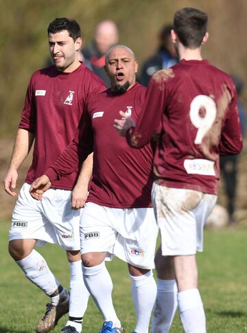 Roberto Carlos jugó un amistoso con el club amateur inglés Bull in de Barne