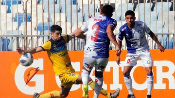 Futbol, Deportes Antofagasta vs Everton.
Fecha 14, campeonato Nacional 2022.
El jugador de Deportes Antofagasta Leandro Vega, derecha, juega el balon contra Everton durante el partido por la primera division disputado en el estadio Calvo y Bascunan.
Antofagasta, Chile.
21/05/2022
Edgard Cross/Photosport
Football, Deportes Antofagasta vs Everton.
14th date, 2022 National Championship.
Deportes Antofagasta’s player Leandro Vega, right , play the ball against Everton during the first division match held at Calvo y Bascunan stadium.
Antofagasta, Chile.
21/05/2022
Edgard Cross/Photosport