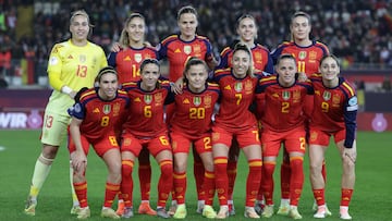 KAISERSLAUTERN (Germany), 28/11/2025.- Spain starting eleven players pose for the team photo prior to the UEFA Women's Nations League final 1st leg match between Germany and Spain in Kaiserslautern, Germany, 28 November 2025. (Alemania, España) EFE/EPA/CHRISTOPHER NEUNDORF
