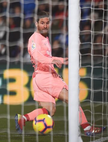 0-1. Leo Messi marcó el primer gol.