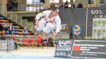 Paola García Lozano se eleva sobre el tatami durante la kata de la final del Europeo que se celebra en Guadalajara.