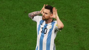 El '10' lanzó el segundo penalti de la selección argentina durante la tanda frente a Países Bajos. Cuando anotó realizó la mítica celebración de Riquelme, el ‘Topo Gigio'. Al terminar el choque Messi se las tuvo con el seleccionador neerlandés cuando se acercó a él con el gesto de hablar. En la previa el seleccionador comentó:  “Cuando Argentina pierde el balón, Messi no participa mucho, eso nos da oportunidades”. Eso dolió en el vestuario argentino. El capitán de la albiceleste tras el partido declaró: " “Van Gaal vende que juega bien fútbol y luego mete delanteros y empieza a lanzar pelotazos.".