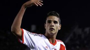 <b>CON CLASE. </b>Lamela da instrucciones a sus compañeros en un partido de River Plate.