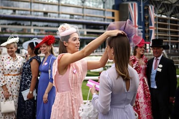 En el hip¨®dromo de Ascot, ciudad al sur de Inglaterra, donde se celebra la tradicional y pintoresca carrera de caballos con la presencia de la familia real brit¨¢nica.