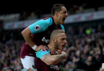 Así fue la vigésima víctima de Chicharito en la Premier League