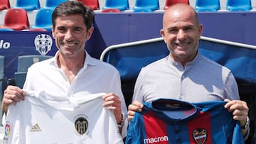 Marcelino y Paco López posan juntos en el escenario del partido del domingo.