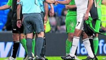 <b>"¿POR QUÉ ME ANULÓ USTED EL GOL?". </b>Eso parece estar pensando el joven Canales (el chaval rubio situado a la derecha), mientras Raúl da la mano a Ramírez Domínguez.